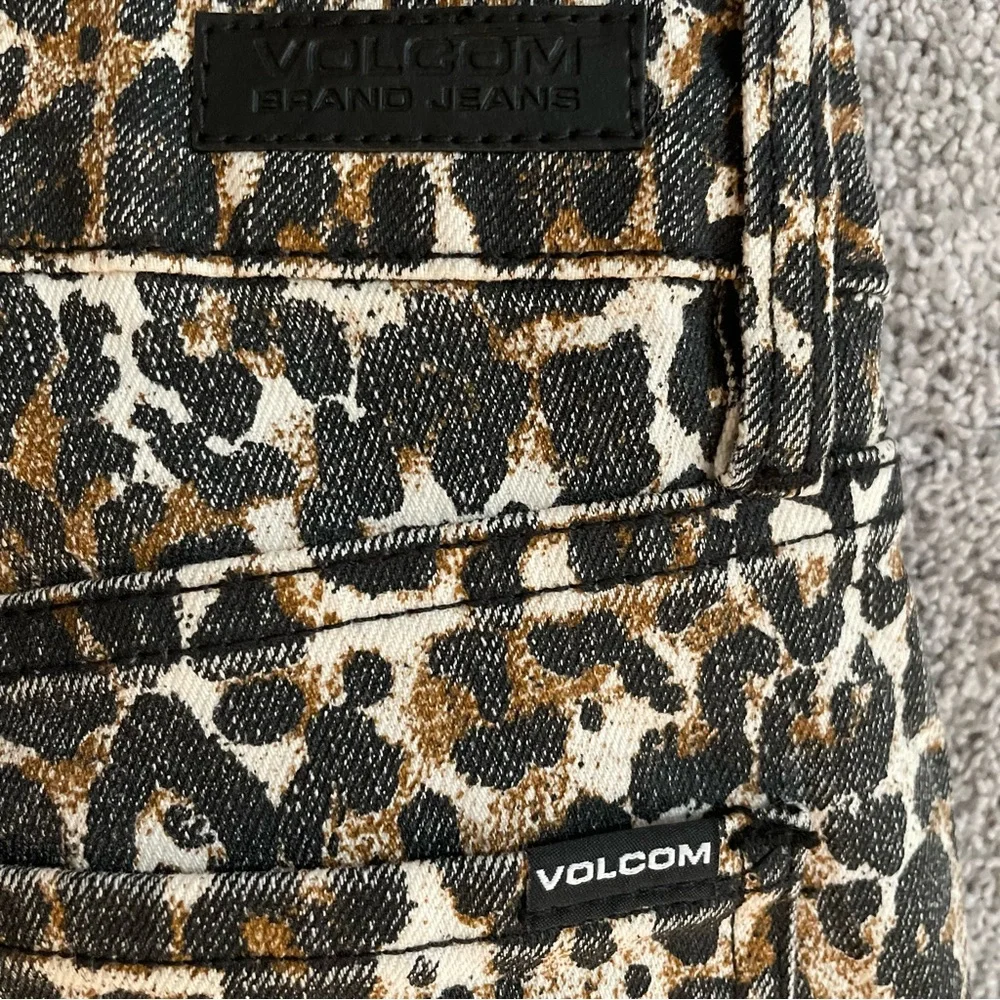 New Volcom Women’s 27 Leopard Print High Rise Button Fly Skinny Denim Jeans - Picture 15 of 16